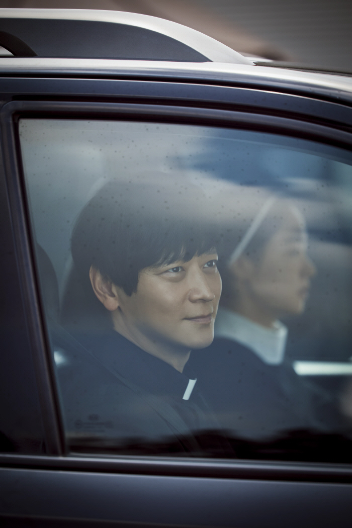 Kang Dong-won wearing a priest's uniform again for the first time in 10 years..Big Brother, Black Priests, Little Brother, Black Nuns, and World views