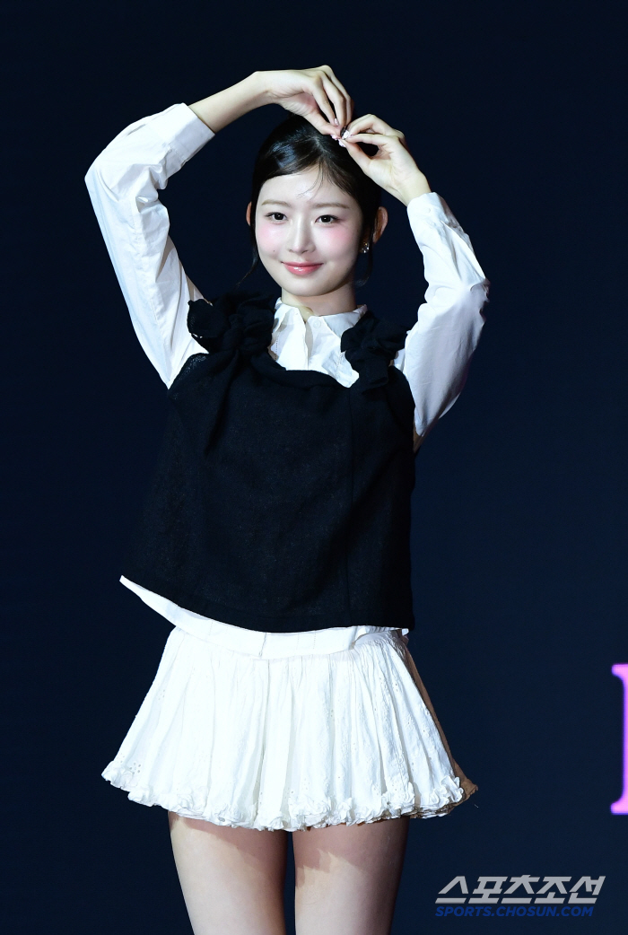  Eyebray's signature pose