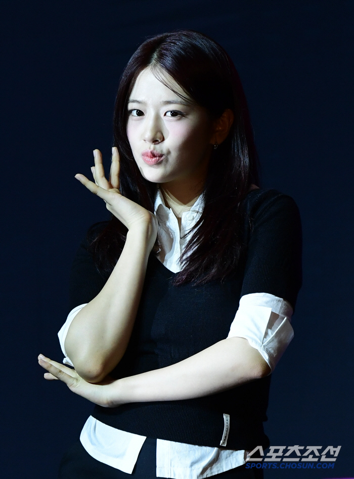 Say hello to YU JIN with a cute face