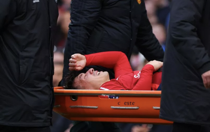 Replacement in tears → Cross ligament injury season OUT Manchester United is in big trouble, key DF Martinez is in serious trouble