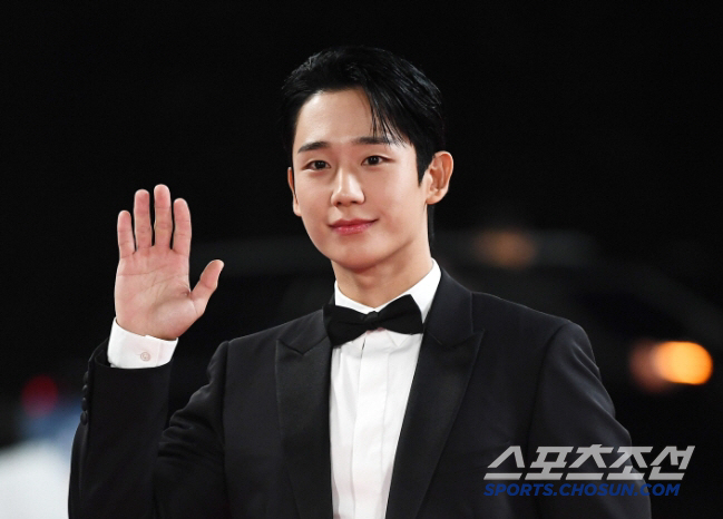 Jung Hae-in to Appear on Japan’s Legendary Talk Show 'Tetsuko’s Room'