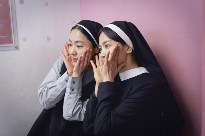 Pretty girl next to a pretty girl...Song Hye-kyo and Jeon Yeo-bin left a four-cut photo wearing nun's clothes (Black nuns)