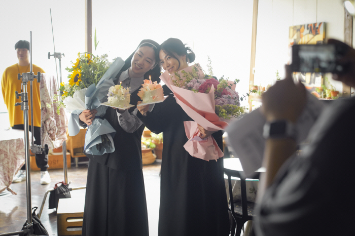 Pretty girl next to a pretty girl...Song Hye-kyo and Jeon Yeo-bin left a four-cut photo wearing nun's clothes (Black nuns)