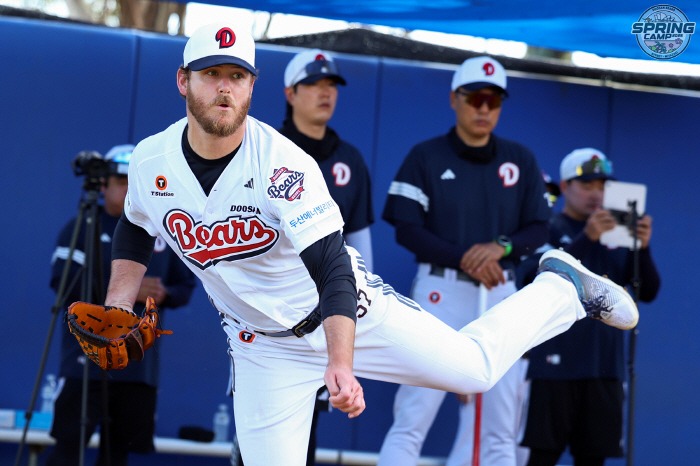 Why did this player come to KBO? Irvin Log, a famous foreigner, actually looked at bullpen pitching. 