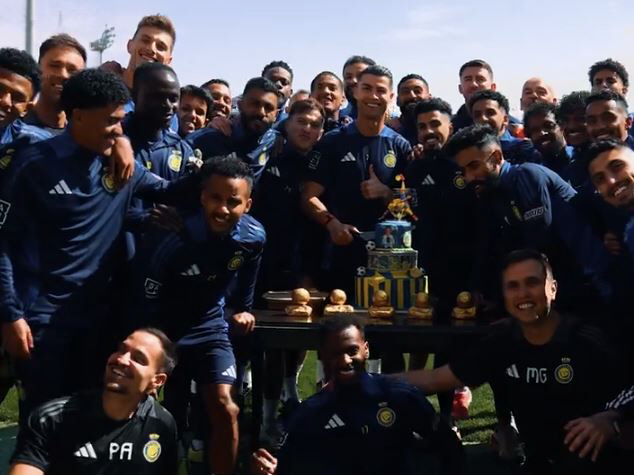 How can I eat this? Ronaldo's 40th birthday, Middle Eastern team's 3-tier cake FLEX