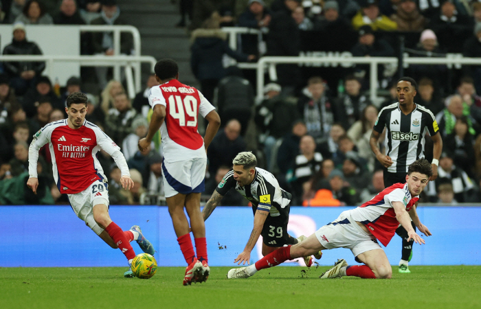 How many on earth do we miss, 34 shots 0 goals Arsenal's extreme decision...0-2 loss to Newcastle again, no relation! a terrible jinx
