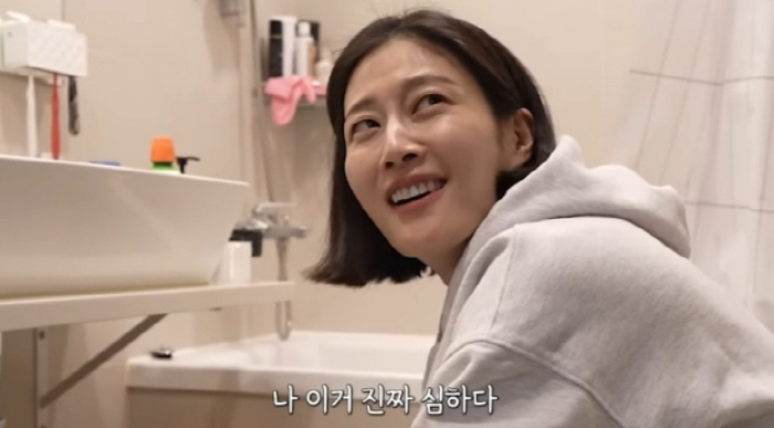  I can't believe our kids washed with this. Lee Hyun-yi, a 'working mom,' was shocked while changing the bathroom filter. 