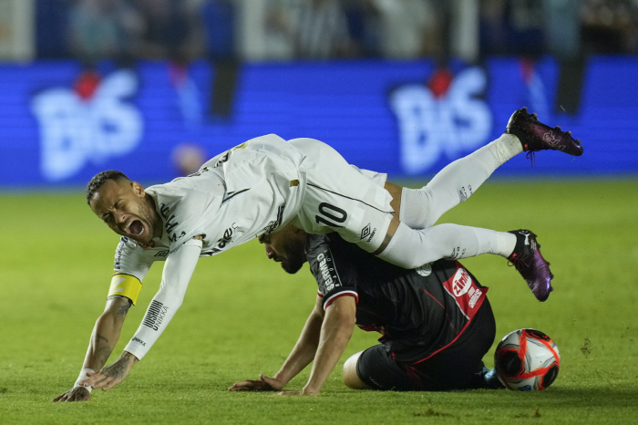 Was it a mental illness after all? Neymar, who flew far in the return match of his mother's Santos, surprised himself that he would run so well