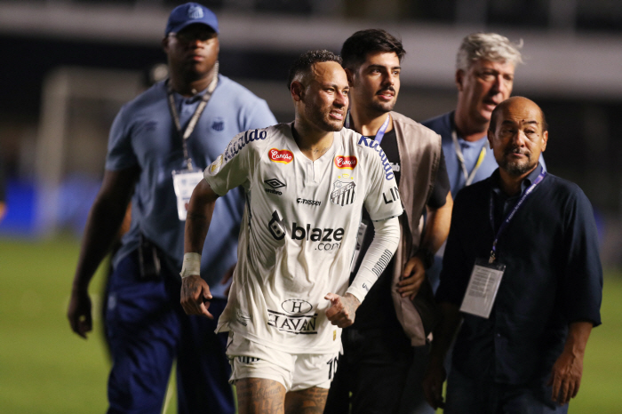 Was it a mental illness after all? Neymar, who flew far in the return match of his mother's Santos, surprised himself that he would run so well