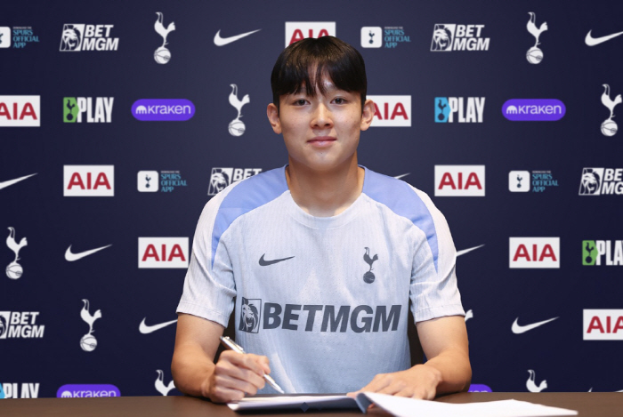 Yang Minhyuk is from the K League and Tel is from Germany Postecoglou, another absurd story. A completely different world