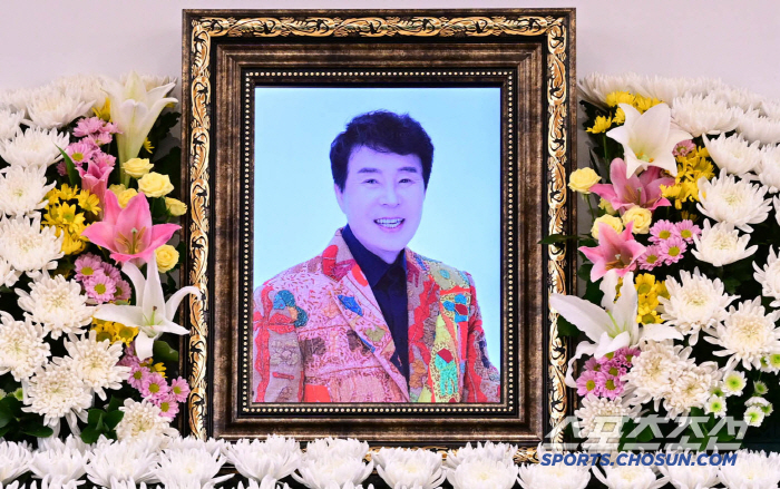 A bright smile in the portrait of Song Dae-gwan..Tae Jin-ah, Lim Young-woong, and Hye-eun's memorial wave 