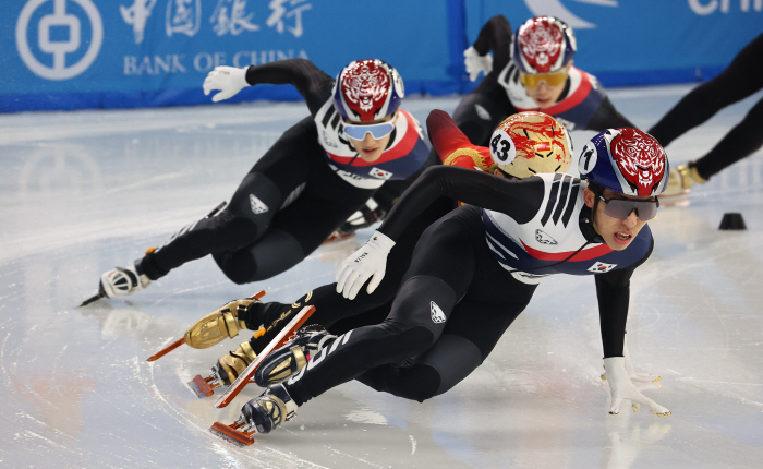  Lin Xiaojun was the most alert Park Ji-won, Sung-woo, won the men's 500m short track side by side