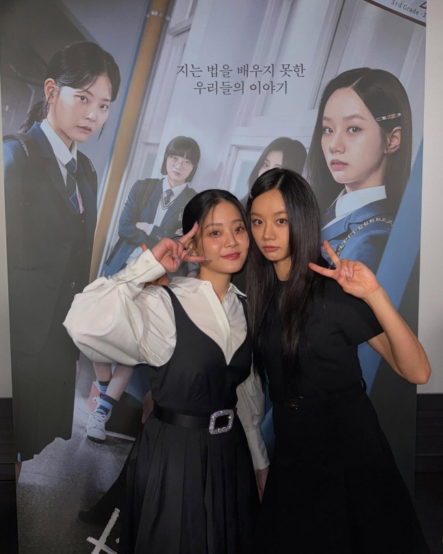  Hyeri's cheek-to-cheek face with Jung Soo-bin, the opponent of the shock kiss scene...Cute poking on my cheeks