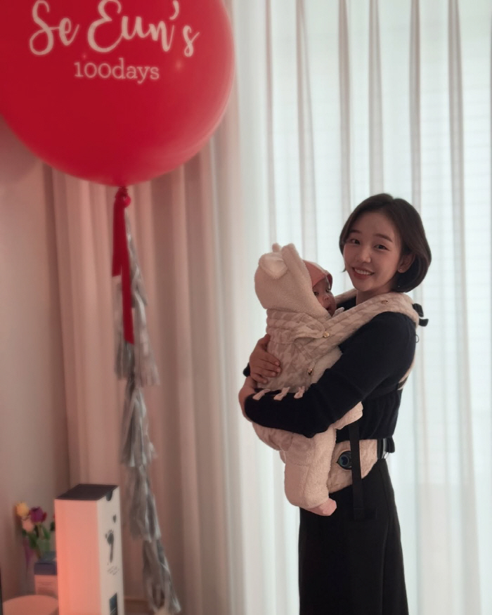 Baek A-yeon's 100-day-old daughter, rich hair  cute beauty, similar to bungeo-ppang mom and daughter