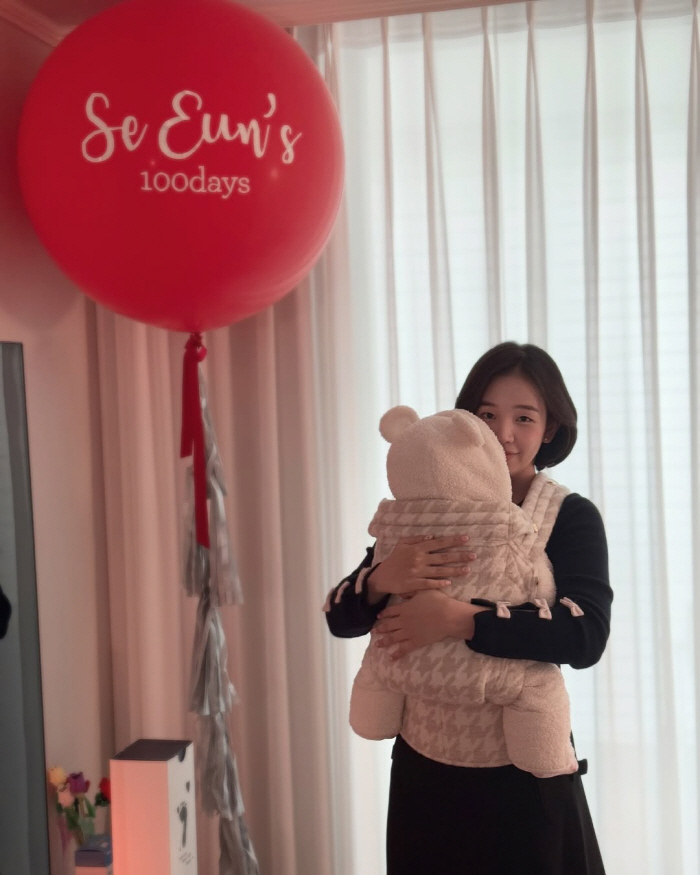 Baek A-yeon's 100-day-old daughter, rich hair  cute beauty, similar to bungeo-ppang mom and daughter
