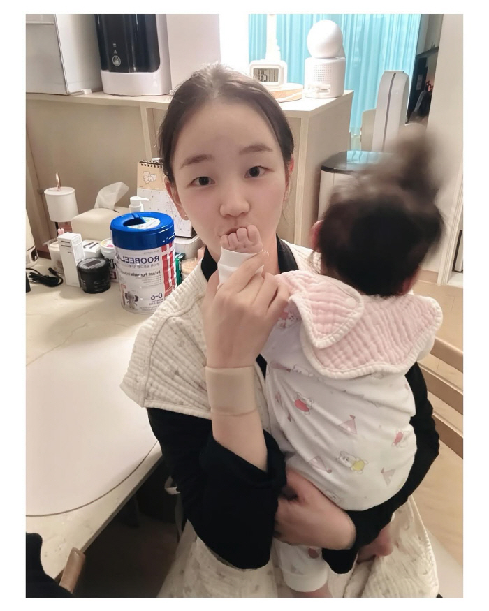 Baek A-yeon's 100-day-old daughter, rich hair  cute beauty, similar to bungeo-ppang mom and daughter