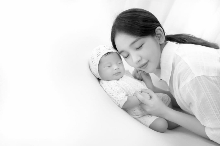 Baek A-yeon's 100-day-old daughter, rich hair  cute beauty, similar to bungeo-ppang mom and daughter