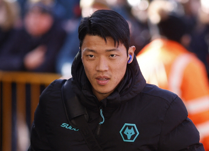 Hwang Hee-chan, I want to cry. Worst slump → First help → 45 minutes of hamstring injury replacement Wolverhampton wins 20 games against Blackburn