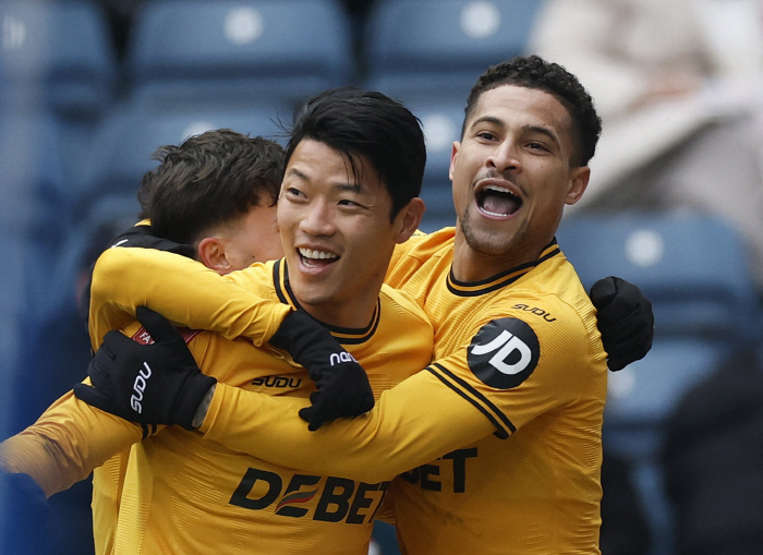 Hwang Hee-chan, I want to cry. Worst slump → First help → 45 minutes of hamstring injury replacement Wolverhampton wins 20 games against Blackburn