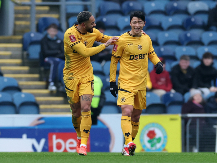 Hwang Hee-chan, I want to cry. Worst slump → First help → 45 minutes of hamstring injury replacement Wolverhampton wins 20 games against Blackburn