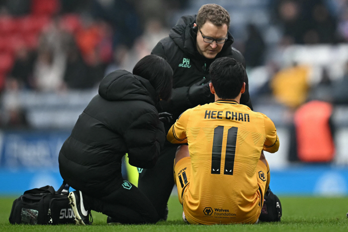 Hwang Hee-chan, I want to cry. Worst slump → First help → 45 minutes of hamstring injury replacement Wolverhampton wins 20 games against Blackburn