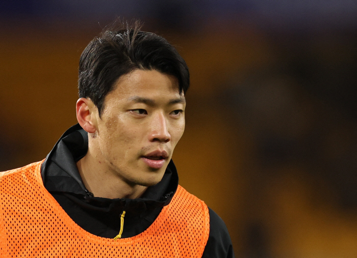 Hwang Hee-chan, I want to cry. Worst slump → First help → 45 minutes of hamstring injury replacement Wolverhampton wins 20 games against Blackburn