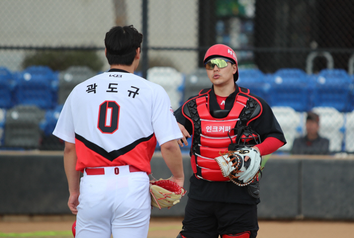 I saw the coach's interview... KIA Young-gun is worried about his first billion won salary? Why do I need to feel safe