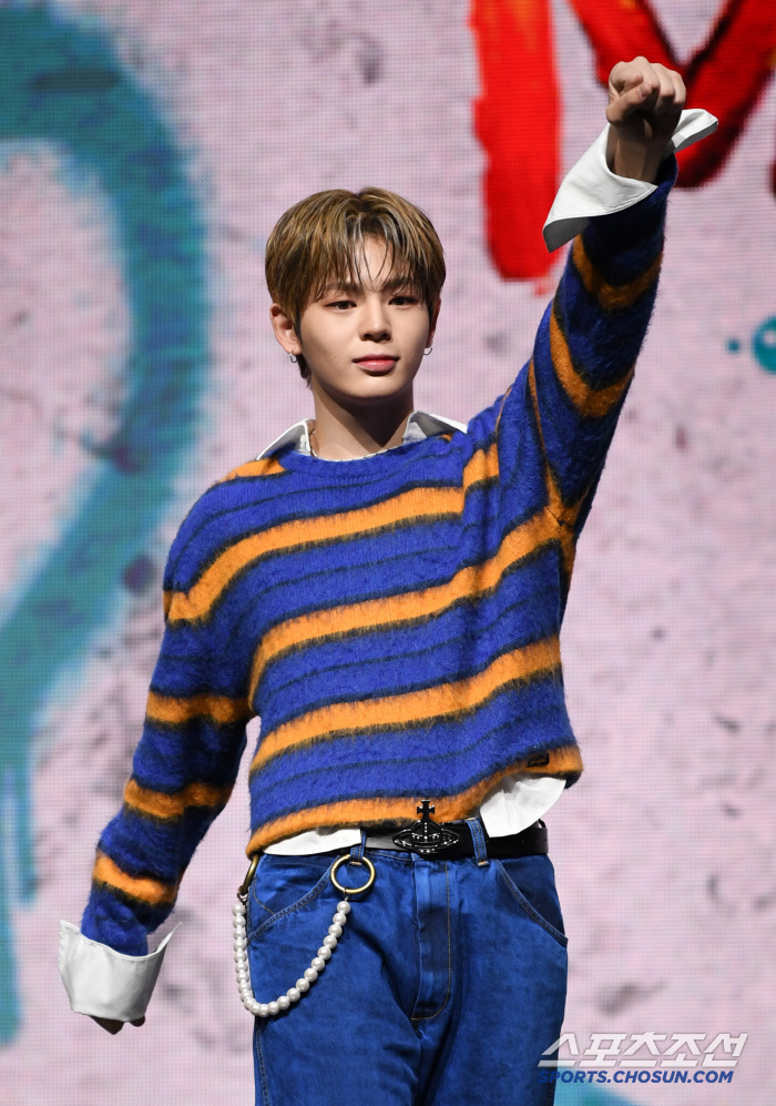  Even Moon Jeonghyun is the best visual