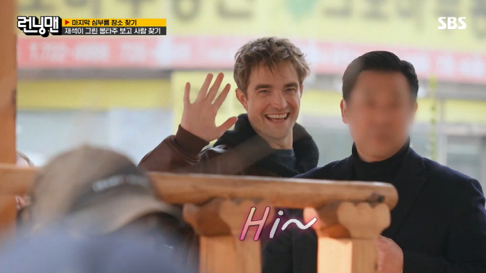 Robert Pattinson is embarrassed after a surprise meeting because he might misunderstand him as a beggar Yoo Jae-suk. (Running Man) 