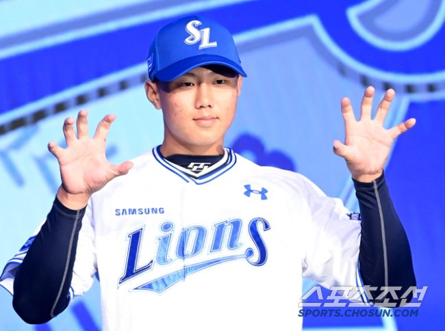 Seokmin, Jin, Kwanghyun. There's no left-handed ace at Kook University again this year, right? Attention is paid to Koo Chang-mo, Lee Eui-ri, Son Joo-young, and Kim Jin-wook as the first, third, and fourth rookies 