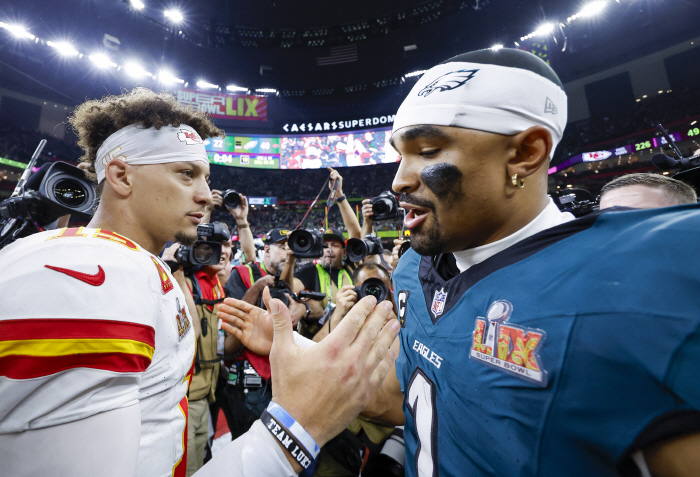 Underdog Rebellion Philadelphia Beat Kansas City to Win Super Bowl...Quarterback Hurts Becomes MVP