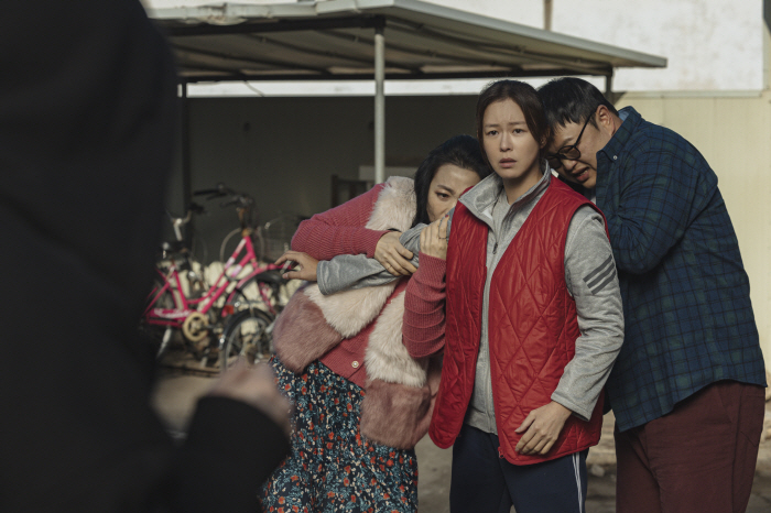 Kyung Soo-jin complains of pain from the noise between floors at 4 a.m..I wake up surprised by the roar