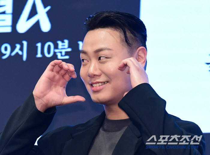  Lim Jaehyuk makes a cute cheek heart