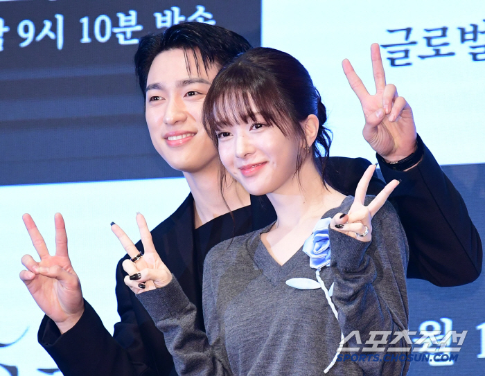  Park Jinyoung's friendly V pose