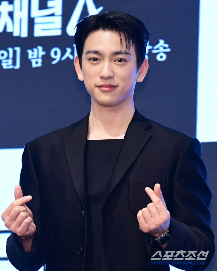  Park Jinyoung's sweet heart and eye contact greeting