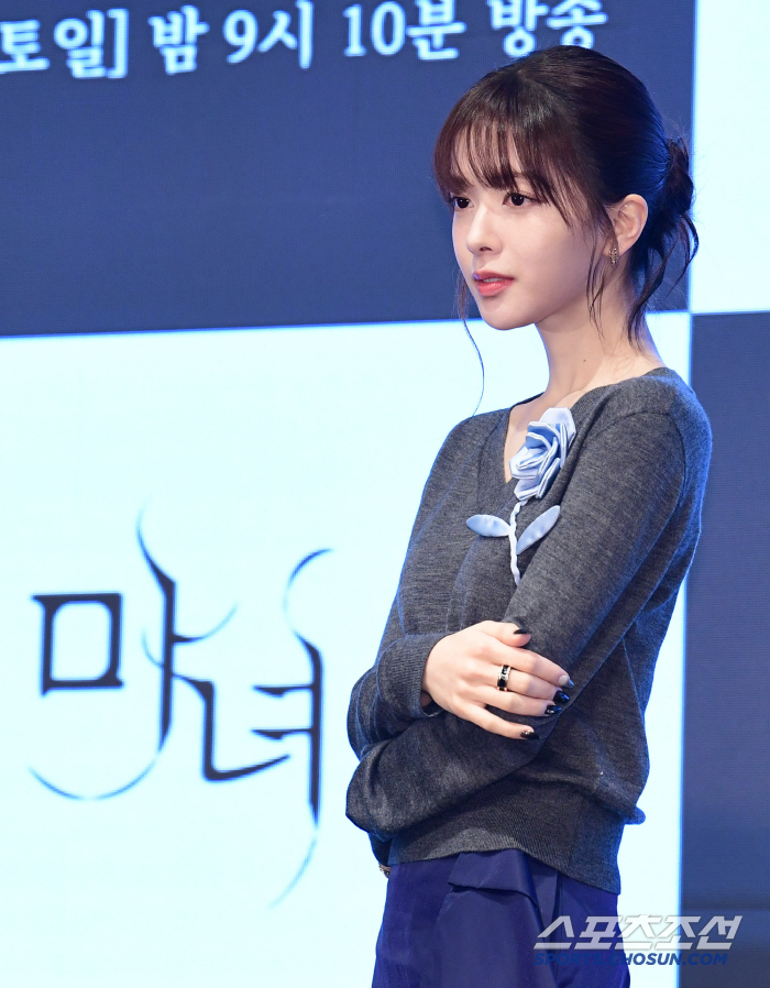  Roh Jeong's cold witch's eyes
