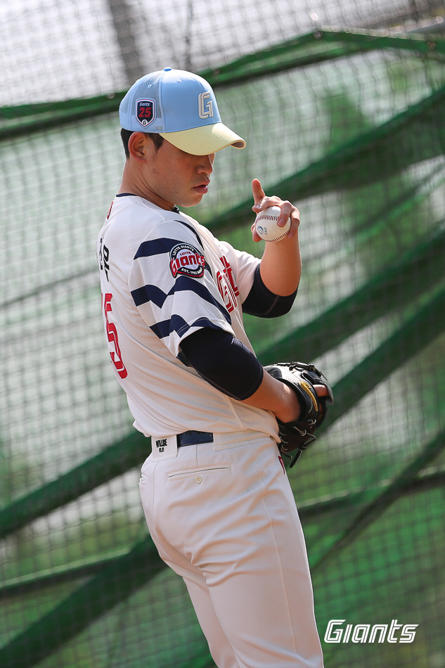 Why did you send the ace in charge of 196 ⅔ innings? ML-style war against pitch clock → One round amid cheering inferiority, the first gateway to Kim Tae-hyung's second year 