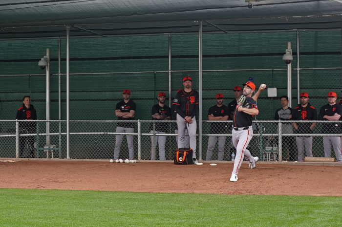 Lee Jung-hoo, a 42-year-old living legendary fireballer, is wearing a new uniform, and I'm still pitching in the bullpen