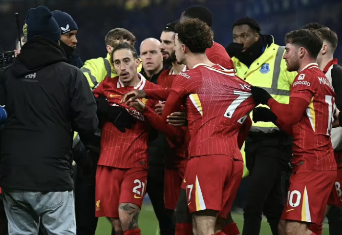 Mocking out in front of Liverpool fans → Four red cards for one night's scuffle OUT, Coach Hulshof is accused of violence