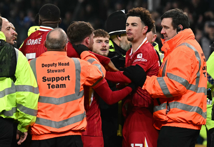 Mocking out in front of Liverpool fans → Four red cards for one night's scuffle OUT, Coach Hulshof is accused of violence