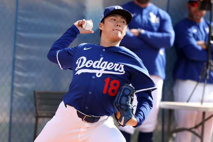 Somehow, I found out that there was Roberts' adventure on the mound in Tokyo, and 264.6 billion left-hander ace, but when I watched the fans