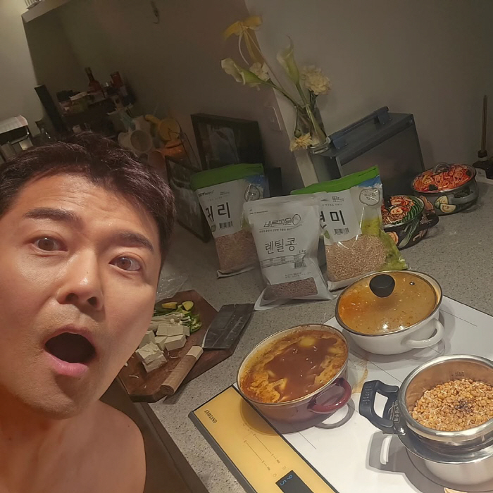 Jeon Hyun-moo is also being praised for his confident appearance without top after losing 10kg