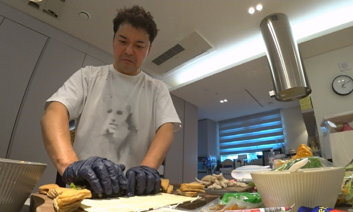 Jeon Hyun-moo is also being praised for his confident appearance without top after losing 10kg