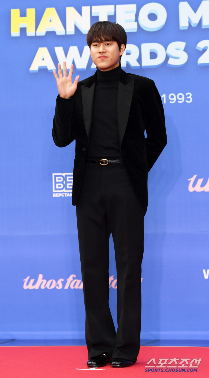  Lee Moojin, say hello in a bright way