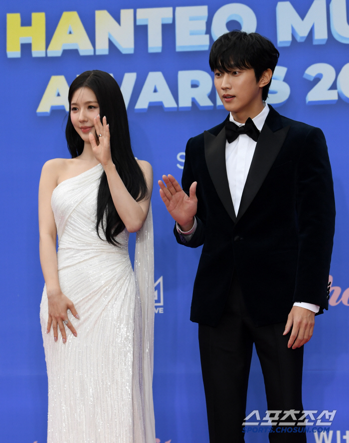  MIYEON JINYOUNG, MC of the Hanteo Music Awards