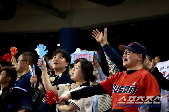 Baseball Korean Wave in Taiwan Yoon Dong-hee → Kim Won-joong learns Korean while watching...He's reborn as an idol beyond Sajik. 