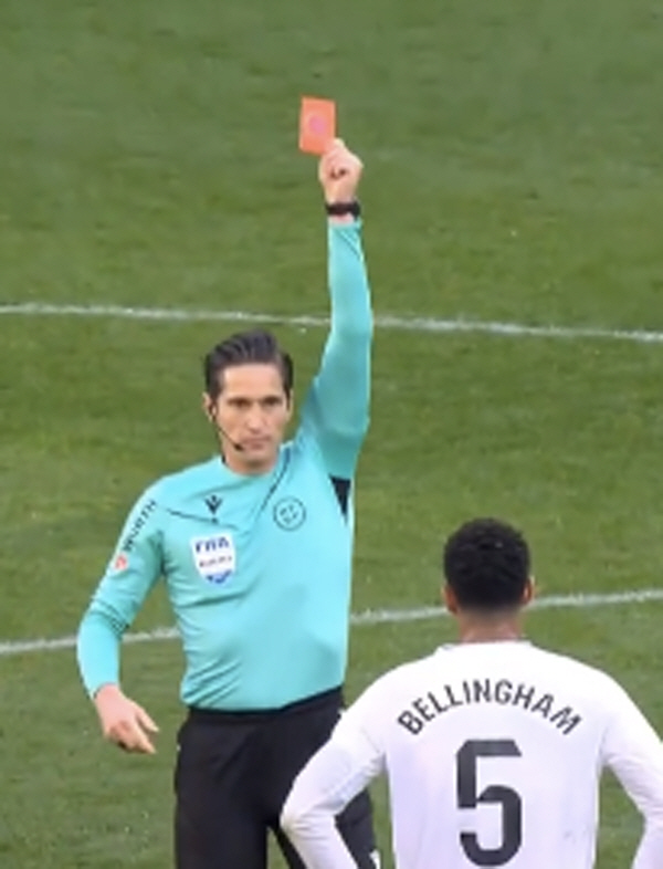 Even if he tripped and got hit by a hand, there was a controversy over the NO penalty  Bellingham Direct exit...The Real VS Referee is about to enter the court