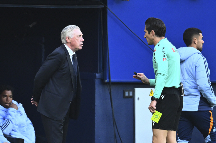 Even if he tripped and got hit by a hand, there was a controversy over the NO penalty  Bellingham Direct exit...The Real VS Referee is about to enter the court