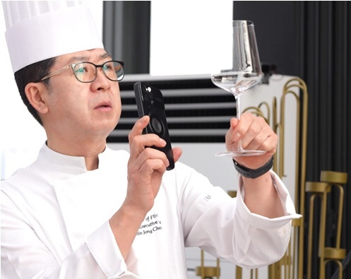 I'm better than CHOI HYUN SUK, right?I was surprised by the chef who even matched the 1.5cm table setting interval