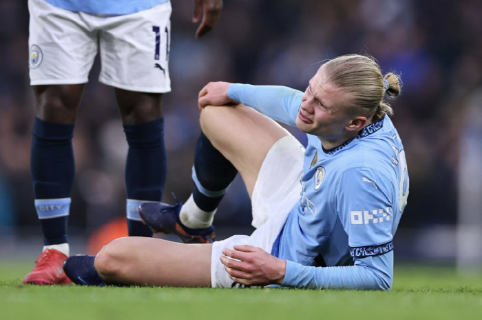 Man City's Super Emergency, Monster Striker Cryingly Injured OUT → limp and replacement Guardiola's head wrapped in frustration